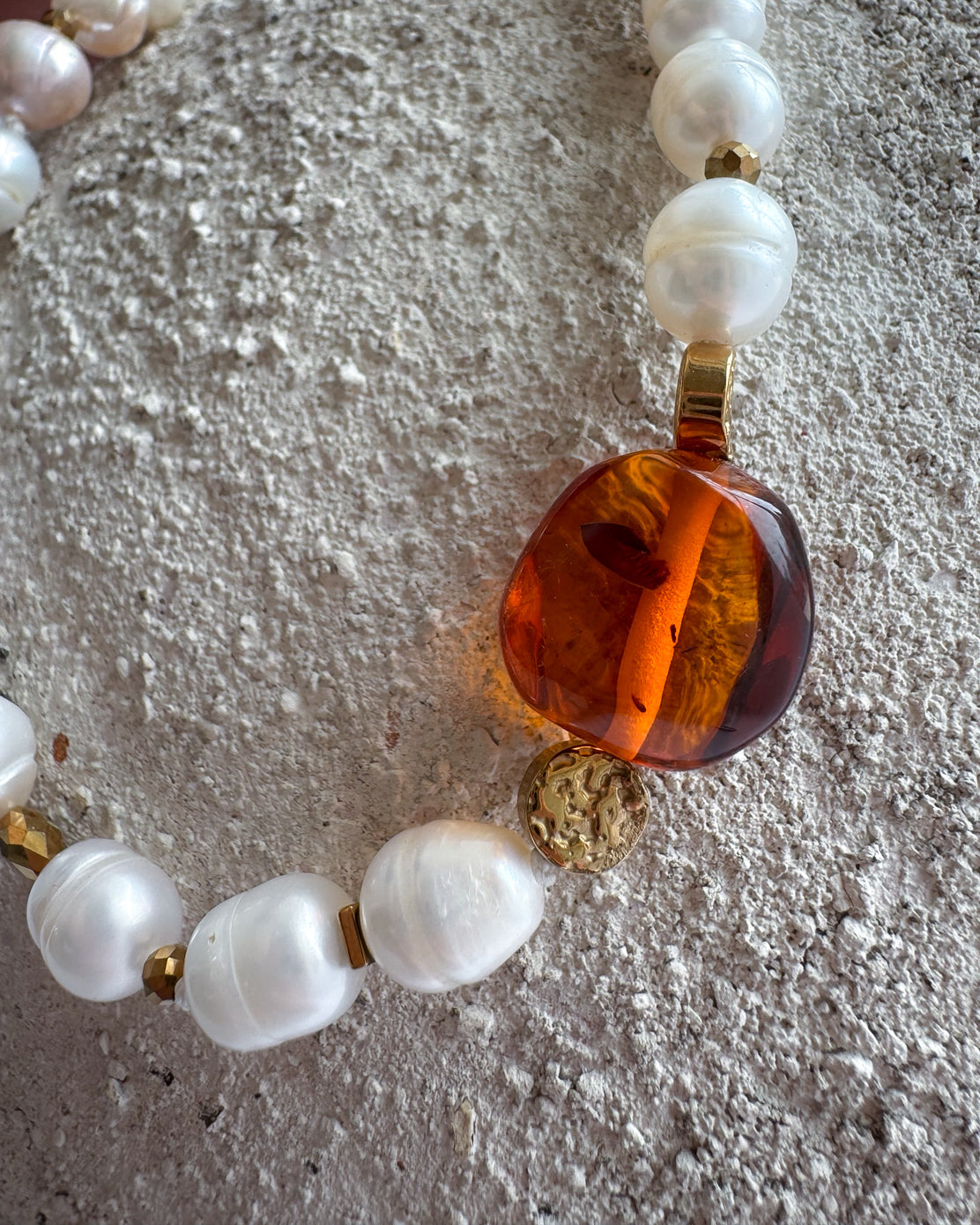 Naszyjnik bursztynowy I ze złotym hematytem i ozdobnym zapięciem pozłacanym