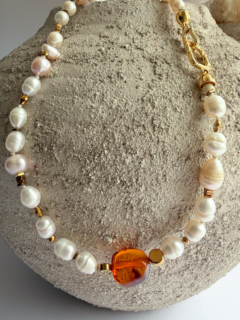 Naszyjnik bursztynowy I ze złotym hematytem i ozdobnym zapięciem pozłacanym