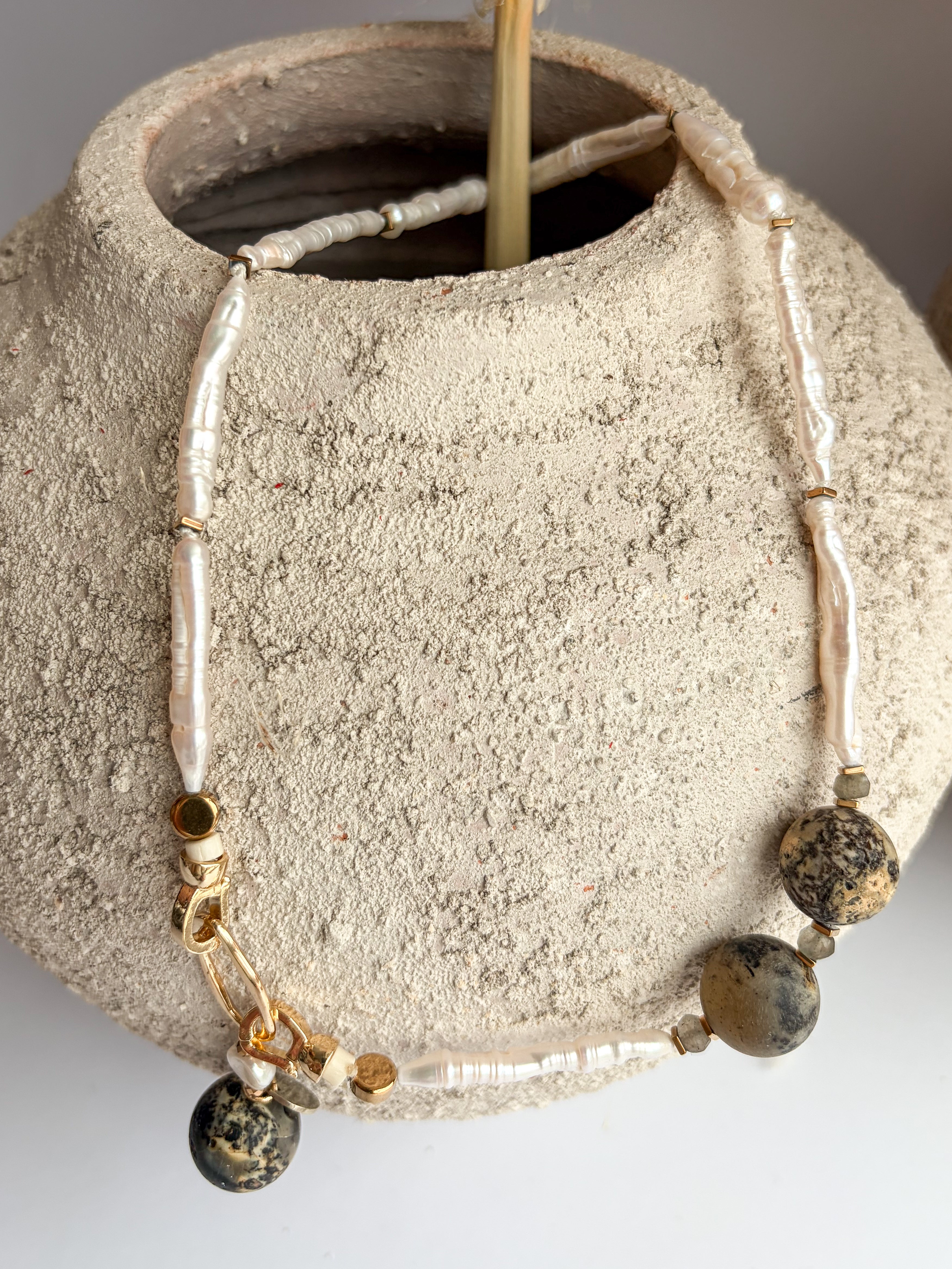 Naszyjnik bursztynowy I ze złotym hematytem i ozdobnym zapięciem pozłacanym