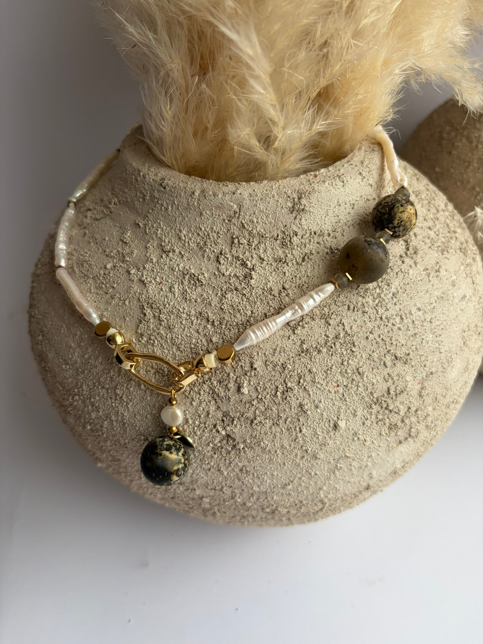 Naszyjnik bursztynowy I ze złotym hematytem i ozdobnym zapięciem pozłacanym