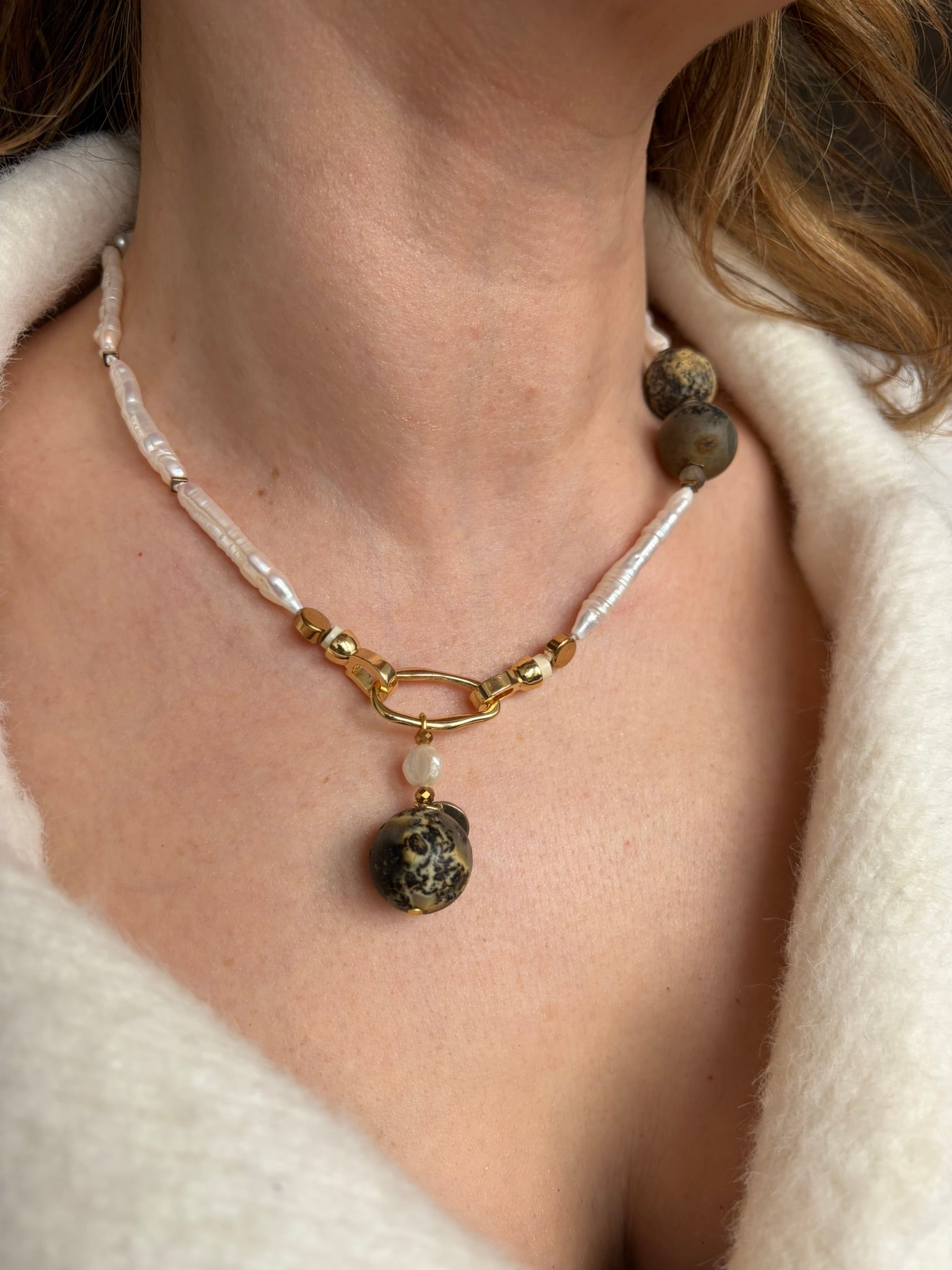 Naszyjnik bursztynowy I ze złotym hematytem i ozdobnym zapięciem pozłacanym