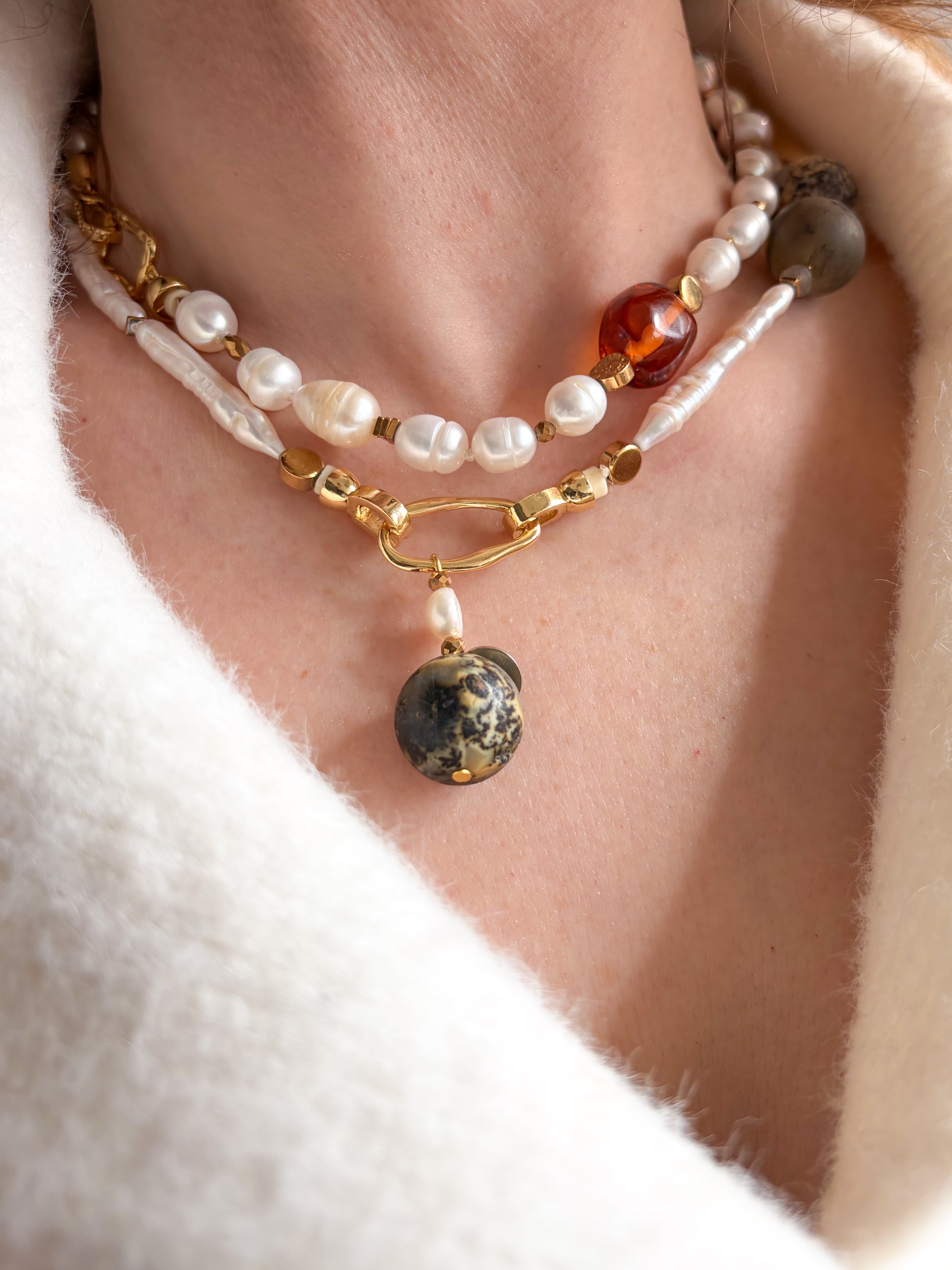 Naszyjnik bursztynowy I ze złotym hematytem i ozdobnym zapięciem pozłacanym