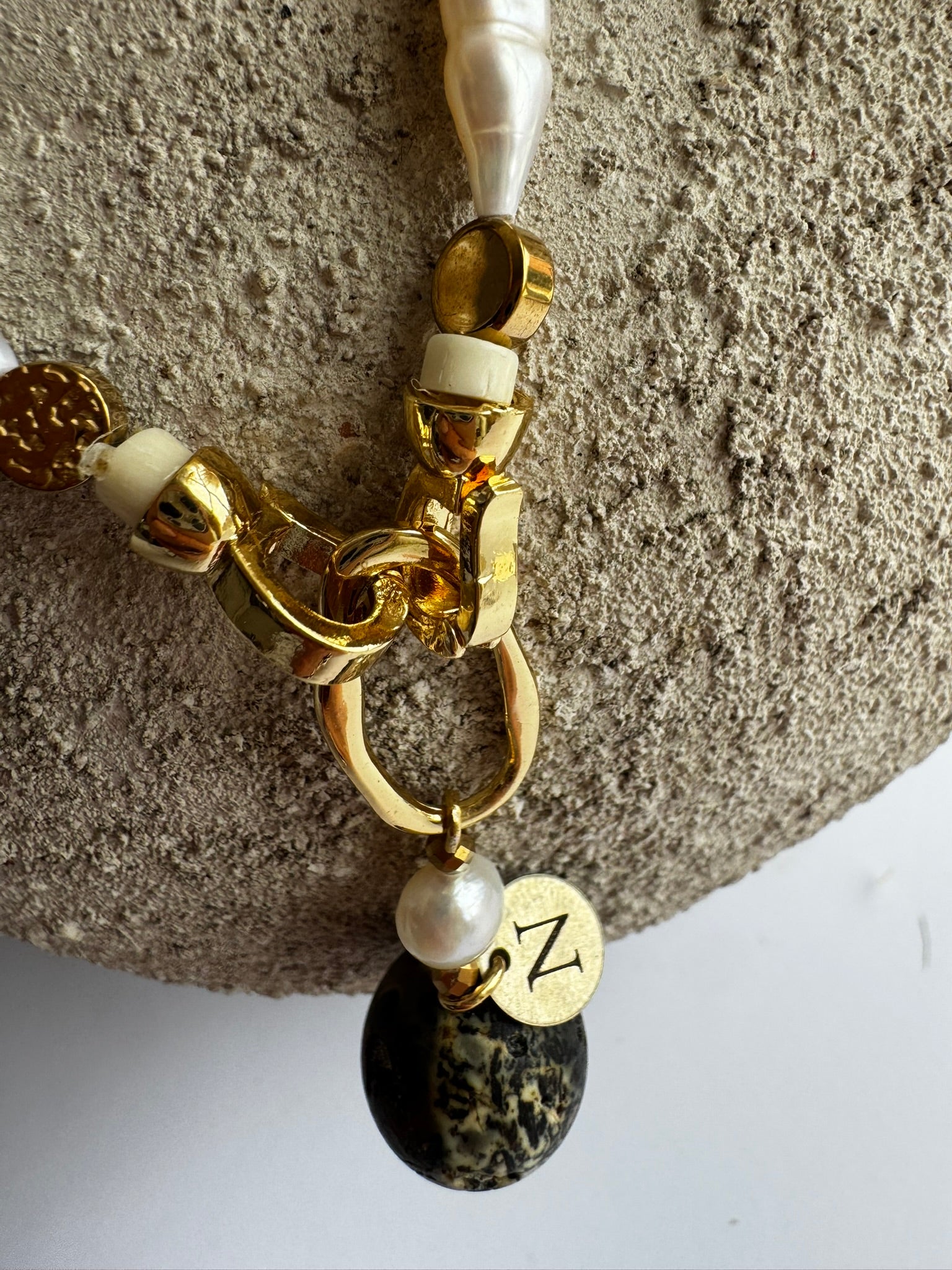 Naszyjnik bursztynowy I ze złotym hematytem i ozdobnym zapięciem pozłacanym