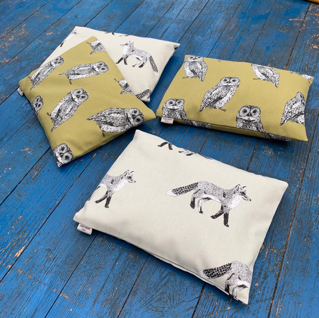 Poduszka podróżna z organicznej satyny bawełnianej z łuską gryki i bursztynem bałtyckim