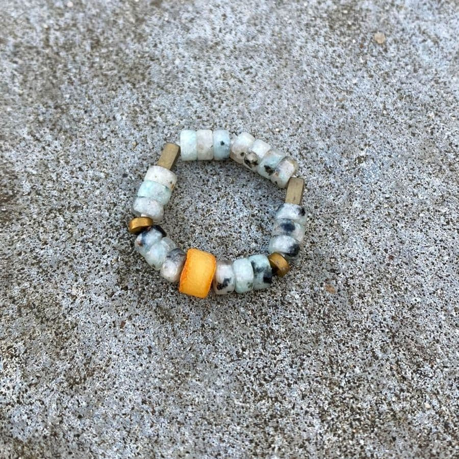 Elastyczny pierścionek nr 12 z bursztynem, labradorytem i hematytem