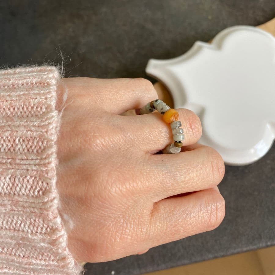 Elastyczny pierścionek nr 12 z bursztynem, labradorytem i hematytem