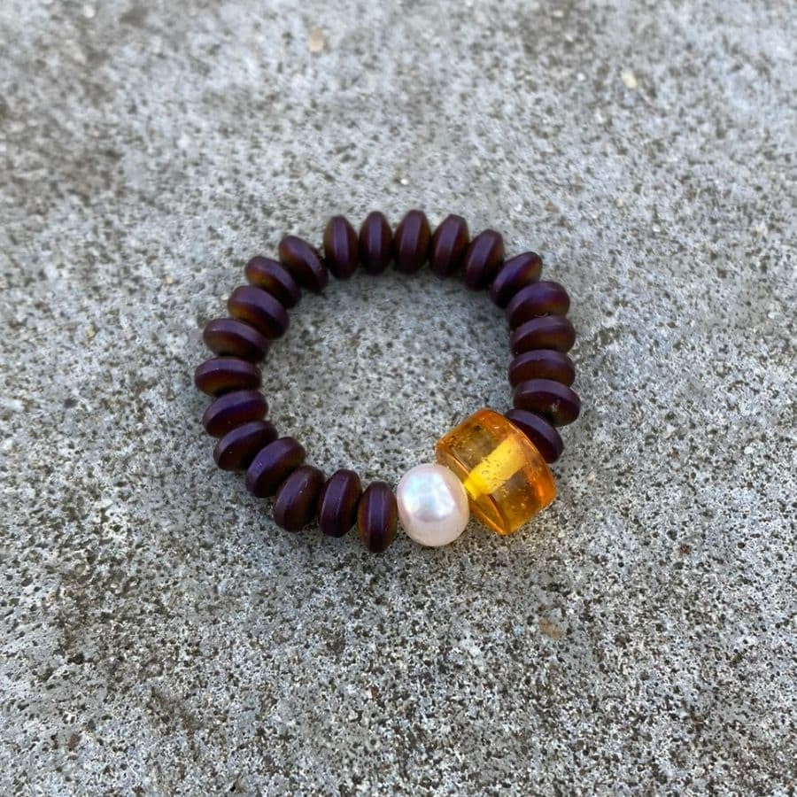 Elastyczny pierścionek nr 11 z bursztynem cytrynowym, perłą i hematytem fioletowym