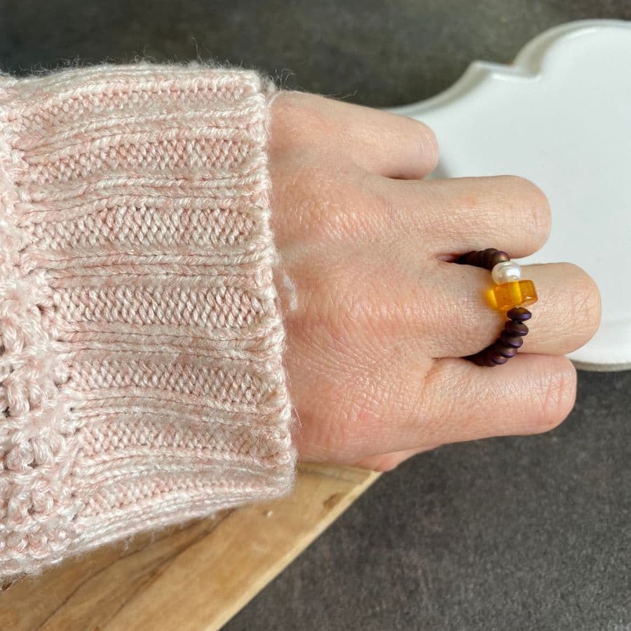 Elastyczny pierścionek nr 11 z bursztynem cytrynowym, perłą i hematytem fioletowym