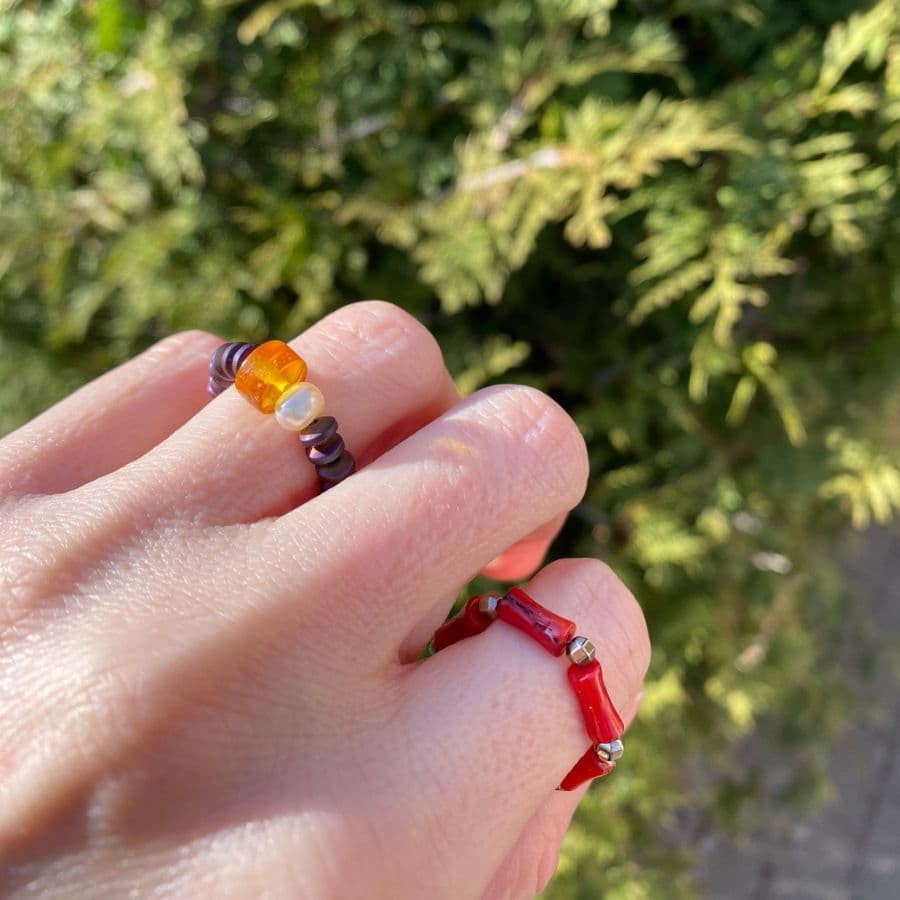 Elastyczny pierścionek z koralem i hematytem