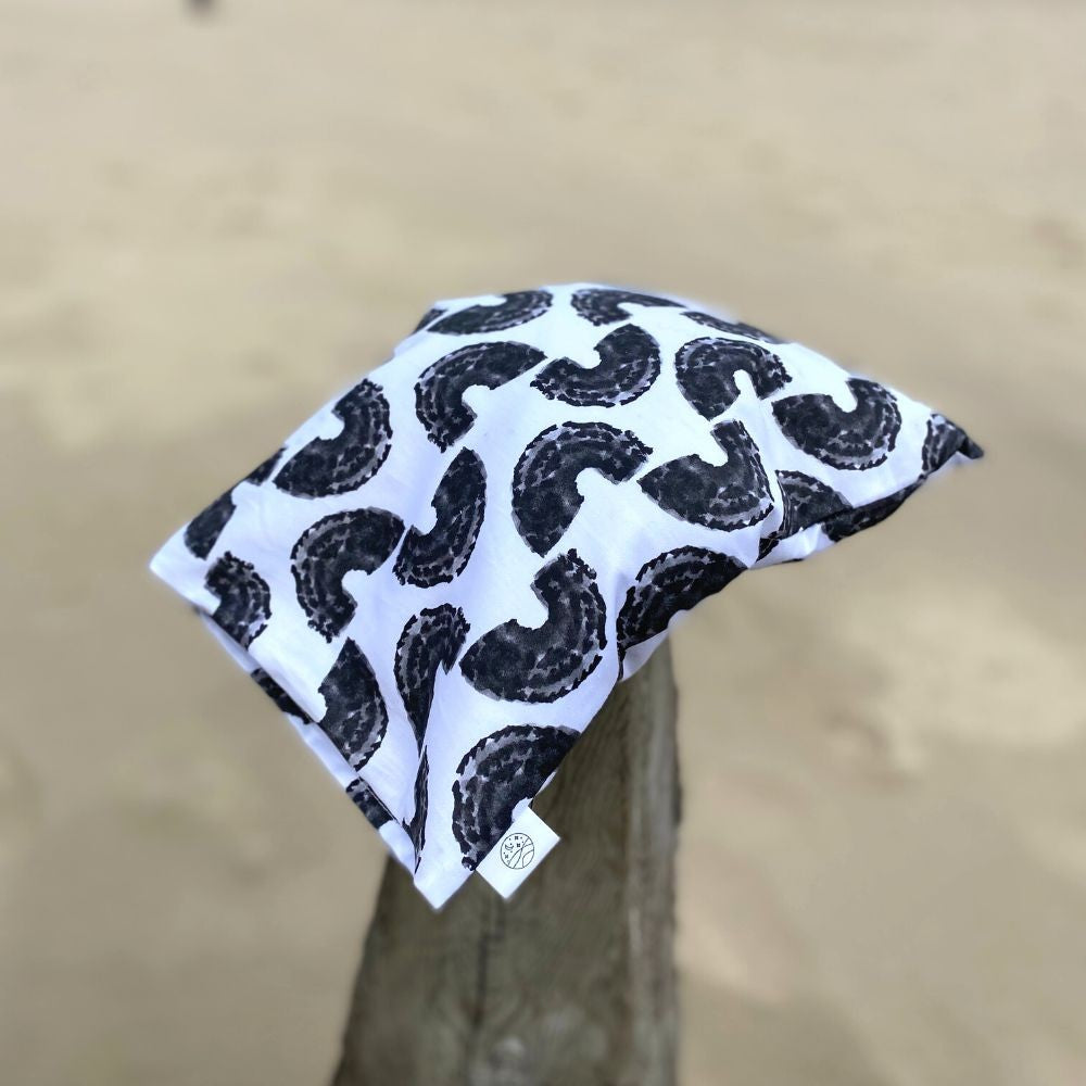 Travel Pillow in Organic Cotton Sateen with Buckwheat Hulls & Baltic Amber