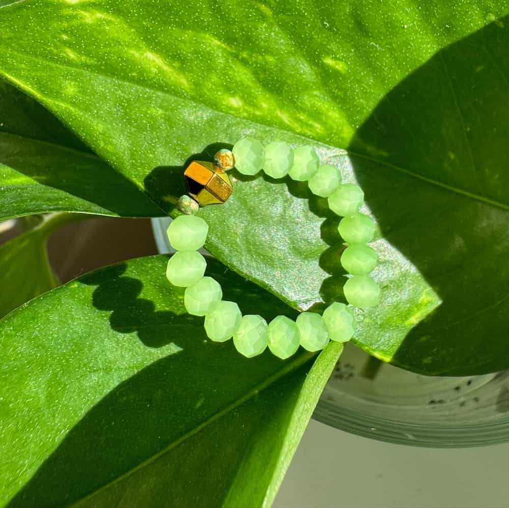 Zielony Elastyczny Pierścionek nr 10 z Kryształkami, Turkusami i Hematytem