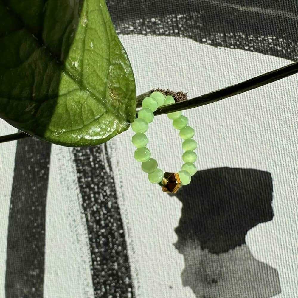 Zielony Elastyczny Pierścionek nr 10 z Kryształkami, Turkusami i Hematytem